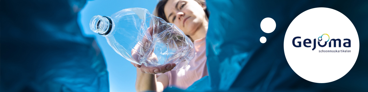 Een afvalzak van binnenuit, waar een vrouw een leeg flesje water in gooit.