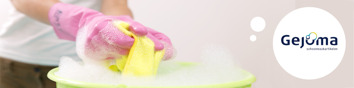 Een close up van een persoon met handschoenen aan, en een doekje in de hand, met een emmer sop van allesreiniger en warm water.