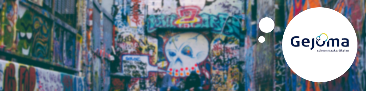 Een afbeeldingen van een muur van een gebouw die helemaal onder zit met graffiti.