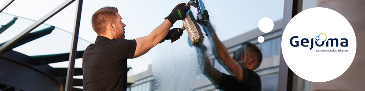 Een man die de ramen aan het schoonmaken is met zijn handen gevuld met een raamwisser en een inwasser.