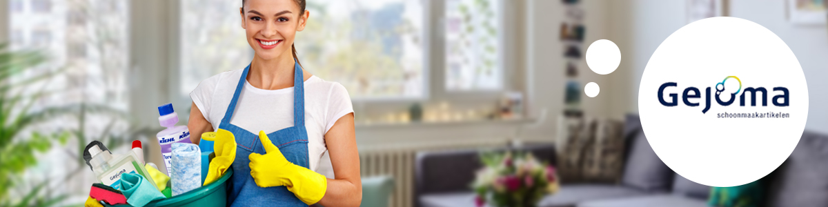 Een jonge vrouw met een emmer schoonmaakmiddelen en materialen in haar hand. 