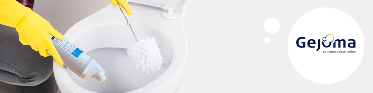 Iemand met een fles sanitairontkalker en een toiletborstel in de hand, een toilet aan het schoonmaken. 