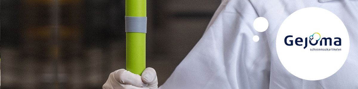 Een close up van iemand met een groene vikan steel in zijn hand.