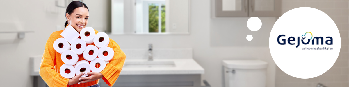 Een lachende vrouw in een toiletruimte, met haar handen en armen gevuld met toiletrollen.