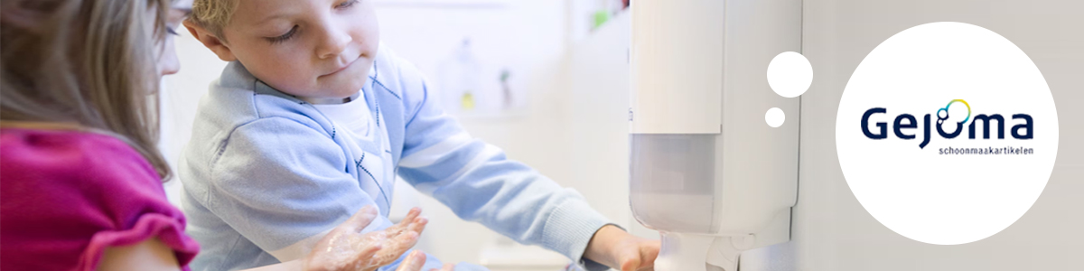 Twee kinderen die hun handen aan het wassen zijn, en zeep uit de zeepdispenser van de toiletruimte pakken.